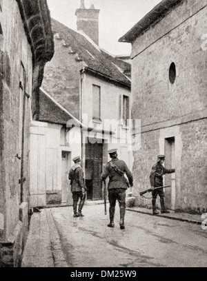 Britische Soldaten führen eine Haus zu Haus Suche nach deutschen Feind in einem aufgezeichneten Dorf in Frankreich während des ersten Weltkriegs. Stockfoto