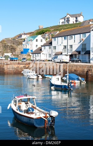 Angelboote/Fischerboote im Hafen von Portreath, Cornwall, UK Stockfoto