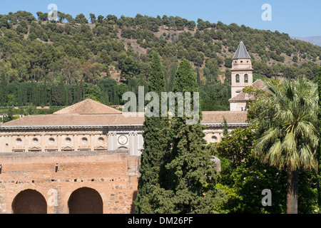 Blick auf die umliegende Landschaft von innen das Kastellareal der Alhambra, Granada, Andalusien, Spanien Stockfoto