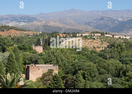 Blick auf die umliegende Landschaft von innen das Kastellareal der Alhambra, Granada, Andalusien, Spanien Stockfoto