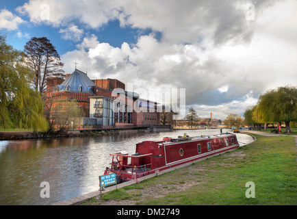 Narrowboat vertäut am Fluss Avon von der Royal Shakespeare Company Theatre, Stratford-upon-Avon, Warwickshire, England. Stockfoto