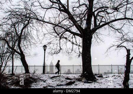 New York, USA. 10. Dezember 2013. Ein Mann geht während eines Schneefalls im Central Park in New York City, Vereinigte Staaten, am 10. Dezember 2013. Bildnachweis: Niu Xiaolei/Xinhua/Alamy Live-Nachrichten Stockfoto