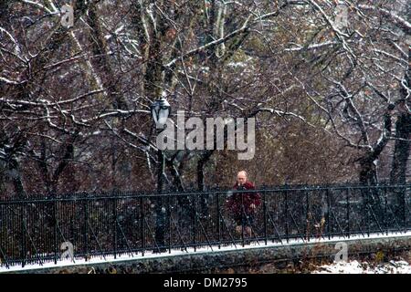 New York, USA. 10. Dezember 2013. Ein Jogger läuft während eines Schneefalls im Central Park in New York City, Vereinigte Staaten, am 10. Dezember 2013. Bildnachweis: Niu Xiaolei/Xinhua/Alamy Live-Nachrichten Stockfoto