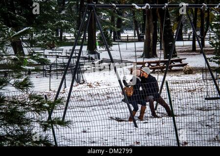 New York, USA. 10. Dezember 2013. Ein paar küssen während eines Schneefalls im Central Park, New York City, Vereinigte Staaten, am 10. Dezember 2013. Bildnachweis: Niu Xiaolei/Xinhua/Alamy Live-Nachrichten Stockfoto