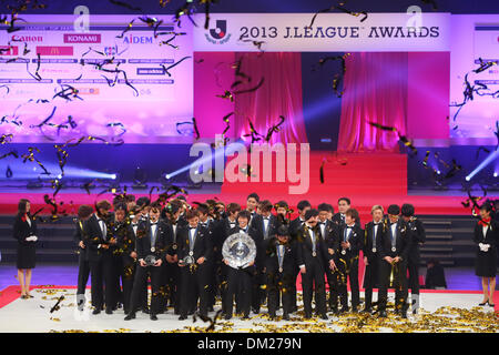 Yokohama Arena, Kanagawa, Japan. 10. Dezember 2013. Sanfrecce Hiroshima Teamgruppe, 10. Dezember 2013 - Fußball / Fußball: J.League Awards 2013 in Yokohama Arena, Kanagawa, Japan. Bildnachweis: YUTAKA/AFLO SPORT/Alamy Live-Nachrichten Stockfoto