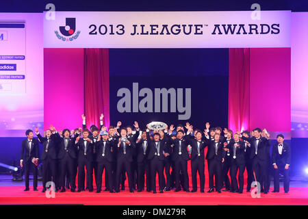 Yokohama Arena, Kanagawa, Japan. 10. Dezember 2013. Sanfrecce Hiroshima Teamgruppe, 10. Dezember 2013 - Fußball / Fußball: J.League Awards 2013 in Yokohama Arena, Kanagawa, Japan. Bildnachweis: YUTAKA/AFLO SPORT/Alamy Live-Nachrichten Stockfoto