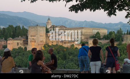 Die Alhambra vom Mirador de San Nicolas in der Albaicin (alte maurische Viertel) aka gesehen Albayzin, Granada, Andalusien, Spanien Stockfoto