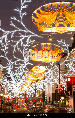 Regent Street während der Weihnachtszeit, London, Vereinigtes Königreich Stockfoto