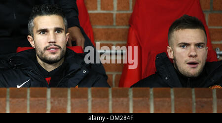 Manchester, UK. 10. Dezember 2013. Robin van Persie (R) und Tom Cleverley von Manchester United blicken auf auf der Bank vor der UEFA-Champions-League-Gruppe ein Match zwischen Manchester United und Schachtjor Donezk im Stadion Old Trafford in Manchester, England am 10. Dezember 2013. Manchester United gewann 1: 0. Bildnachweis: Wang Lili/Xinhua/Alamy Live-Nachrichten Stockfoto