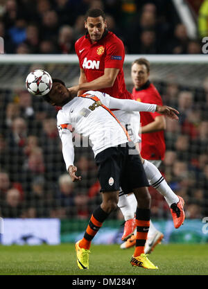 Manchester, UK. 10. Dezember 2013. Rio Ferdinand (oben) von Manchester United wetteifert mit Luiz Adriano von Shakhtar Donetsk während der UEFA-Champions-League-Gruppe ein Match zwischen Manchester United und Schachtjor Donezk im Stadion Old Trafford in Manchester, England am 10. Dezember 2013. Manchester United gewann 1: 0. Bildnachweis: Wang Lili/Xinhua/Alamy Live-Nachrichten Stockfoto