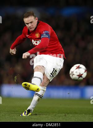 Manchester, UK. 10. Dezember 2013. Wayne Rooney von Manchester United findet einen Freistoß in der UEFA Champions League-Gruppe A-Partie zwischen Manchester United und Schachtjor Donezk im Stadion Old Trafford in Manchester, Großbritannien am 10. Dezember 2013. Manchester United gewann 1: 0. Bildnachweis: Wang Lili/Xinhua/Alamy Live-Nachrichten Stockfoto