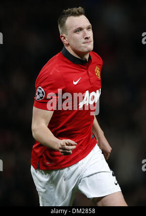 Manchester, UK. 10. Dezember 2013. Phil Jones von Manchester United feiert scoring während der UEFA-Champions-League-Gruppe ein Match zwischen Manchester United und Schachtjor Donezk im Stadion Old Trafford in Manchester, England am 10. Dezember 2013. Manchester United gewann 1: 0. Bildnachweis: Wang Lili/Xinhua/Alamy Live-Nachrichten Stockfoto