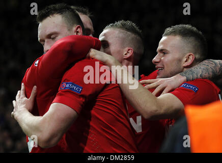 Manchester, UK. 10. Dezember 2013. Phil Jones (2. L) feiert mit Teamkollegen Wayne Rooney von Manchester United (1. L) und Tom Cleverley (1. R) während der UEFA Champions League-Gruppe A-Partie zwischen Manchester United und Schachtjor Donezk im Stadion Old Trafford in Manchester, Großbritannien am 10. Dezember 2013. Manchester United gewann 1: 0. Bildnachweis: Wang Lili/Xinhua/Alamy Live-Nachrichten Stockfoto