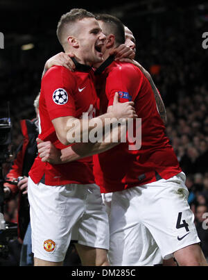 Manchester, UK. 10. Dezember 2013. Phil Jones (R) von Manchester United feiert erzielte mit seinem Teamkollegen Tom Cleverley (L) während der UEFA-Champions-League-Gruppe ein Match zwischen Manchester United und Schachtjor Donezk im Stadion Old Trafford in Manchester, England am 10. Dezember 2013. Manchester United gewann 1: 0. Bildnachweis: Wang Lili/Xinhua/Alamy Live-Nachrichten Stockfoto