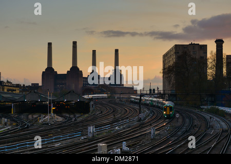 Trainieren Sie, vorbei an der Battersea Power Station, London, UK Stockfoto