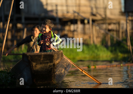 Mutter und Kind auf dem Wasser, Inle-See, Myanmar (Burma) Stockfoto