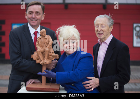 Barbara Windsor mit Sir Robin Wales, Bürgermeister von Newham (l) und Schauspieler Murray Melvin (r), Stratford, London, UK Stockfoto