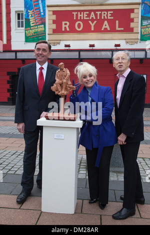 Barbara Windsor mit Sir Robin Wales, Bürgermeister von Newham (l) und Schauspieler Murray Melvin (r), Stratford, London, UK Stockfoto