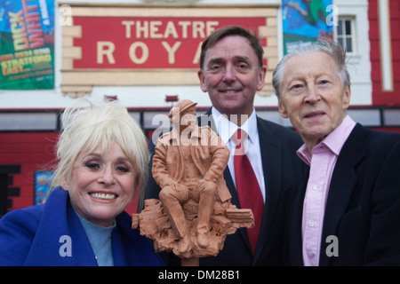 Barbara Windsor mit Sir Robin Wales, Bürgermeister von Newham (l) und Schauspieler Murray Melvin (r), Stratford, London, UK Stockfoto