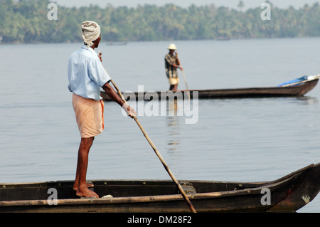 Zwei Männer in ihren Kanus in den Backwaters von Kerala in Indien Stockfoto