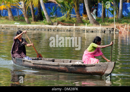 Zwei Frauen Rudern Kanu in den Backwaters von Kerala in Indien Stockfoto