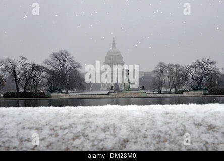 (131211)--WASHINGTON D.C., 10. Dezember 2013 (Xinhua)--Foto am 10. Dezember 2013 zeigt ein Blick auf das Kapitol in Washington DC Chief Budget Verhandlungsführer im US-Kongress sagte am Dienstag, dass sie einen zwei-Jahres-Vertrag zur Vermeidung eine Regierung Abschaltung am 15. Jan. gefunden haben. (Zhang Xinhua/Jun) Stockfoto