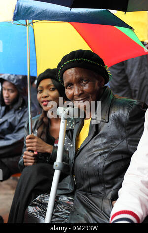 Johannesburg, Südafrika. 10. Dezember 2013. Trauernden besuchen die offizielle Trauerfeier für Nelson Rolihlahla Mandela das FNB-Stadion in Soweto nahe Johannesburg. Südafrika.  Dienstag, 10. Dezember 2013 Picture by Zute Lightfoot/Alamy Live-Nachrichten Stockfoto