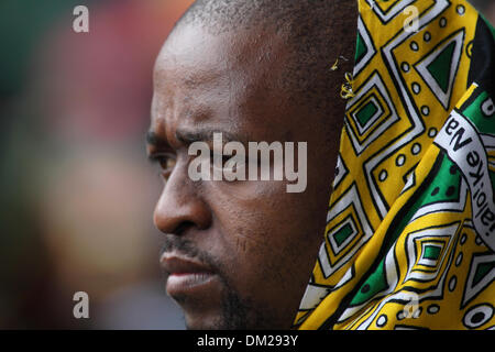 Johannesburg, Südafrika. 10. Dezember 2013. Trauernden besuchen die offizielle Trauerfeier für Nelson Rolihlahla Mandela das FNB-Stadion in Soweto nahe Johannesburg. Südafrika.  Dienstag, 10. Dezember 2013 Picture by Zute Lightfoot/Alamy Live-Nachrichten Stockfoto