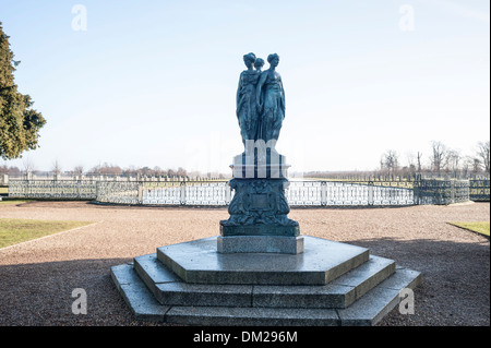 Statuen auf dem Gelände des Hampton Court Palace, England, einst die Heimat von Kardinal Thomas Wolsey und späteren König Henry VIII Stockfoto