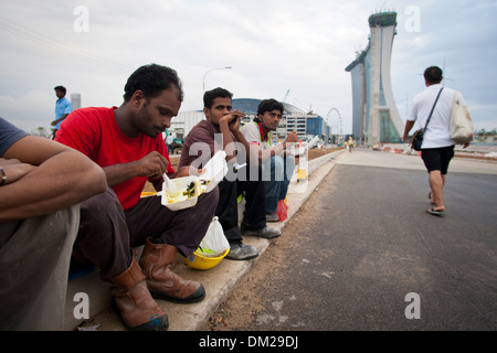 Wanderarbeiter vor ihrer Schicht auf Baustellen im Bereich Marina Bay Sands in Singapur Stockfoto