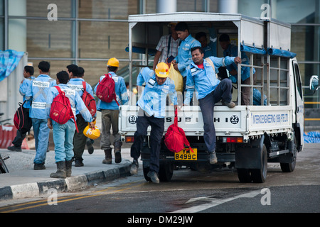 Arbeitsmigranten kommen für ihre Schicht auf Baustellen im Bereich Marina Bay Sands in Singapur Stockfoto