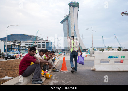 Wanderarbeiter vor ihrer Schicht auf Baustellen im Bereich Marina Bay Sands in Singapur Stockfoto