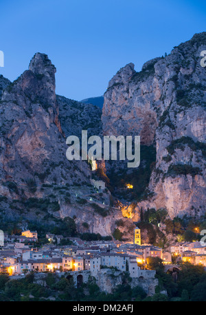 Moustiers-Sainte-Marie in der Abenddämmerung, Alpes-de-Haute-Provence, Frankreich Stockfoto