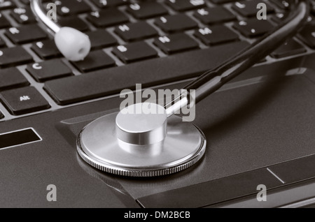 Nahaufnahme von Stethoskop auf Laptop Tastatur Stockfoto