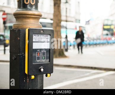 Fußgängerampel-Taste. London Straße Stockfoto