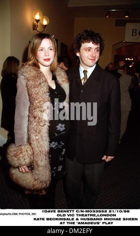 25. Mai 2001 - London, Großbritannien - "Amadeus" unter der Regie von Sir Peter Hall, die erste Aufführung am Old Vic da es gespeichert wurde. Kate Beckinsale mit ihrem Ehemann Michael Sheen. (Kredit-Bild: © Globe Photos/ZUMAPRESS.com) Stockfoto