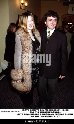 25. Mai 2001 - London, Großbritannien - "Amadeus" unter der Regie von Sir Peter Hall, die erste Aufführung am Old Vic da es gespeichert wurde. Kate Beckinsale mit ihrem Ehemann Michael Sheen. (Kredit-Bild: © Globe Photos/ZUMAPRESS.com) Stockfoto