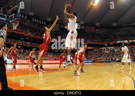 Syrakus vorwärts Wesley Johnson (rechts) übernimmt Cornell vorwärts Ryan Wittman (links) in der zweiten Hälfte der Schuss aus dem Flügel. Syrakus besiegt Cornell 88-73 an den Carrier Dome in Syracuse, New York. (Kredit-Bild: © Michael Johnson/Southcreek Global/ZUMApress.com) Stockfoto