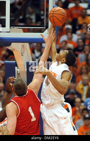 Syrakus weiterleiten Wesley Johnson (rechts) zieht sich den Abpraller vor Cornell Center Jeff Foote (1) in der zweiten Hälfte des Spiels.  Syrakus besiegt Cornell 88-73 an den Carrier Dome in Syracuse, New York. (Kredit-Bild: © Michael Johnson/Southcreek Global/ZUMApress.com) Stockfoto