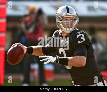 2. Januar 2010 - Oakland, Kalifornien, USA - Oakland Raiders Vs Baltimore Ravens auf Oakland-Alameda County Coliseum Sonntag, 3. Januar 2010, quarterback Oakland Raiders Charlie Frye #3 Feld unten etwa übergeben. (Kredit-Bild: © Al Golub/ZUMApress.com) Stockfoto