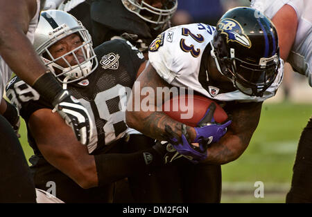 2. Januar 2010 - Oakland, Kalifornien, USA - Oakland Raiders Vs Baltimore Ravens auf Oakland-Alameda County Coliseum Sonntag, 3. Januar 2010, greift den Oakland Raiders defensive End Jay Richardson #98 Baltimore Ravens Runningback Willis McGahee #23. (Kredit-Bild: © Al Golub/ZUMApress.com) Stockfoto