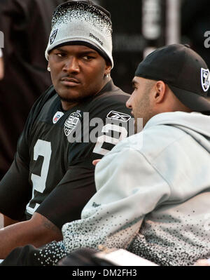 2. Januar 2010 - Oakland, Kalifornien, USA - Oakland Raiders Vs Baltimore Ravens auf Oakland-Alameda County Coliseum Sonntag, 3. Januar 2010, den verletzten Quarterback, die Oakland Raiders Bruce Gradkowski #5 hört quarterback JaMarcus Russell #2. (Kredit-Bild: © Al Golub/ZUMApress.com) Stockfoto