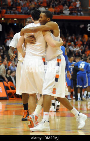 Syrakus vorwärts Wesley Johnson (rechts) umarmt Syrakus Wache Andy Rautins (1) während eines Time-out in der ersten Hälfte. Syrakus und Memphis sind 32-32 auf der Hälfte bei der Carrier Dome in Syracuse, NY gebunden. (Kredit-Bild: © Michael Johnson/Southcreek Global/ZUMApress.com) Stockfoto