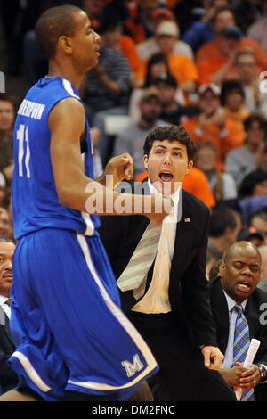 Memphis Cheftrainer Josh Pastner (rechts) gibt Memphis Guard/Forward Wesley Witherspoon (11) ein Ohr voll nach dem Ausscheiden aus seinen Mann weit offen in der zweiten Hälfte. Syrakus besiegt Memphis 74 57 im Carrier Dome in Syracuse, NY. (Kredit-Bild: © Michael Johnson/Southcreek Global/ZUMApress.com) Stockfoto