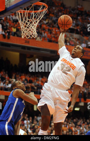 Syrakus weiterleiten Kris Joseph (32) steigt auf den Reifen für die Dunk in der zweiten Hälfte gegen Memphis. Syrakus besiegt Memphis 74 57 im Carrier Dome in Syracuse, NY. (Kredit-Bild: © Michael Johnson/Southcreek Global/ZUMApress.com) Stockfoto