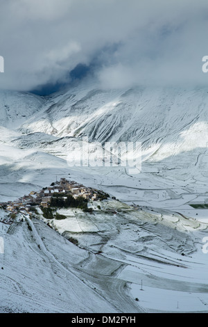 Castelluccio & Piano Grande im Schnee, Umbrien, Italien Stockfoto