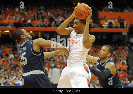 Syracuse sieht nach vorne Wesley Johnson (Mitte), um den Ball als die Verteidigung von Georgetown bewachen Austin Freeman (15) und Guard Chris Wright (rechts) in der Nähe die zweite Jahreshälfte. Syrakus besiegt Georgetown 73-56 20 gewinnt Mark auf die Saison bei den Carrier Dome in Syracuse, New York zu erreichen. (Kredit-Bild: © Michael Johnson/Southcreek Global/ZUMApress.com) Stockfoto