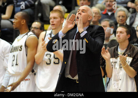 St. Bonaventure Cheftrainer Mark Schmidt ruft ein Spiel in der zweiten Hälfte. Dayton besiegt St. Bonaventure 75-58 im Reilly Center in St. Bonaventure, NY. (Kredit-Bild: © Michael Johnson/Southcreek Global/ZUMApress.com) Stockfoto