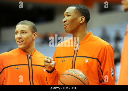 Syrakus vorwärts Wesley Johnson (rechts) hat ein Lachen mit Guard Brandon Triche und das Team während der pregame Warm-ups für Connecticut. Syrakus besiegt Connecticut 72-67 im Carrier Dome in Syracuse, NY. (Kredit-Bild: © Michael Johnson/Southcreek Global/ZUMApress.com) Stockfoto