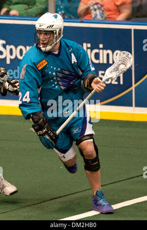 Rochester teilen weiterleiten John Grant Jr.(24) in Aktion während des Spiels gegen die Edmonton Rush. Edmonton besiegte Rochester 12-11 Blue Cross Arena in Rochester, NY. (Kredit-Bild: © Mark Konezny/Southcreek Global/ZUMApress.com) Stockfoto